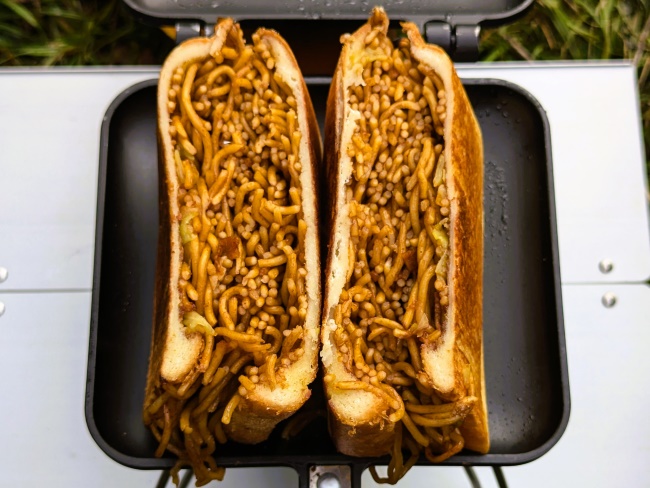 やきそばUFOのホットサンドを半分にした断面