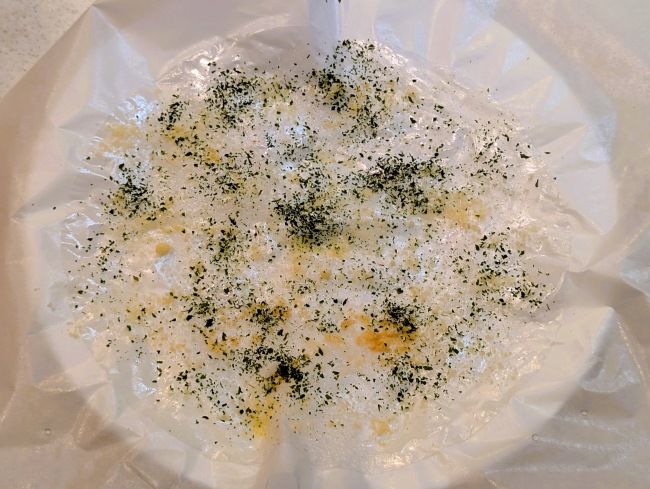 電子レンジで加熱したチーズライスペーパーチップス