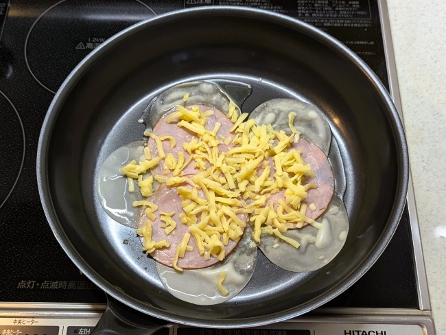 餃子の皮のブリトの具材を並べる