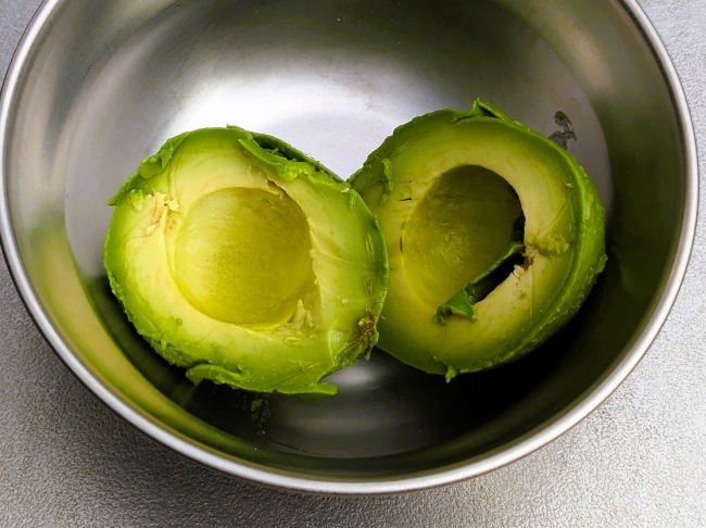 種を取ったアボカド