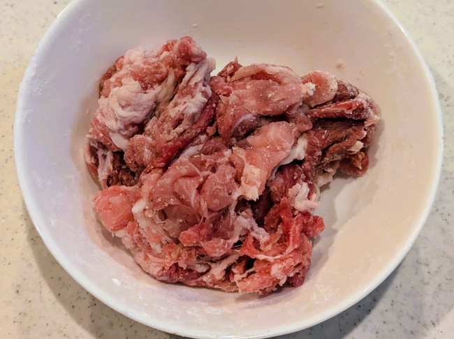 片栗粉をまぶした豚肉