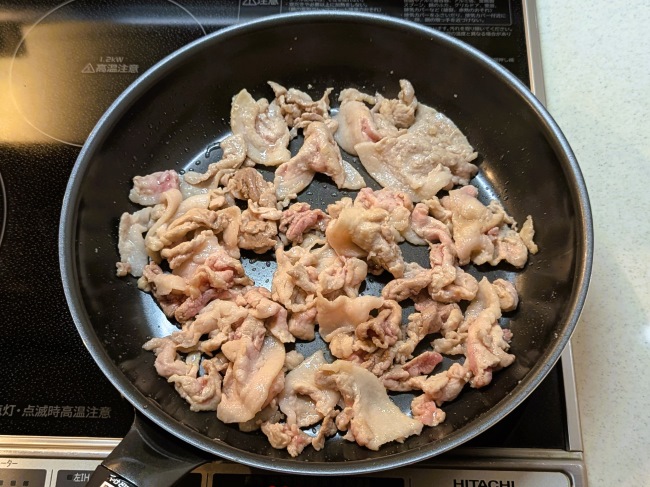 豚肉をフライパンで炒める