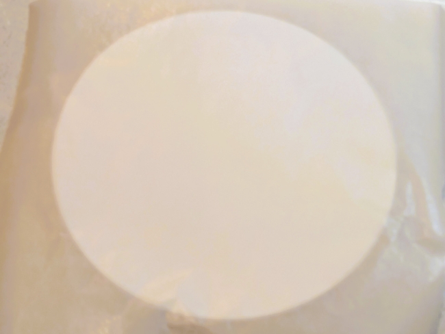 耐熱皿の上に敷かれたクッキングシート