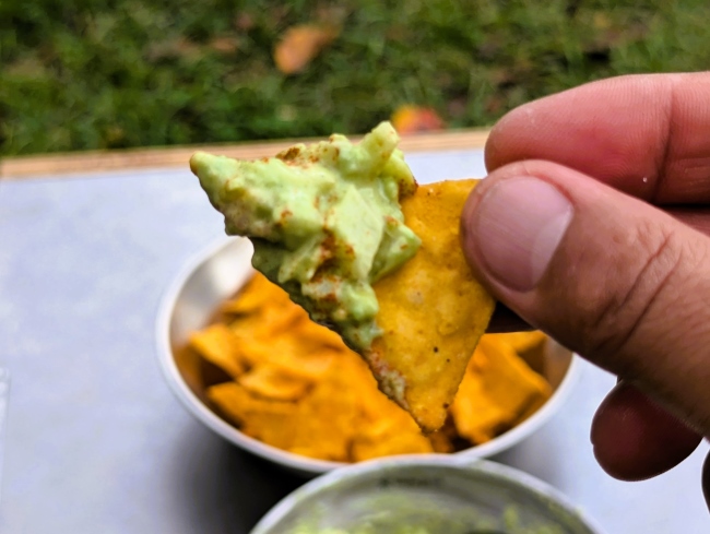 ワカモレをディップしたトルティーヤチップス