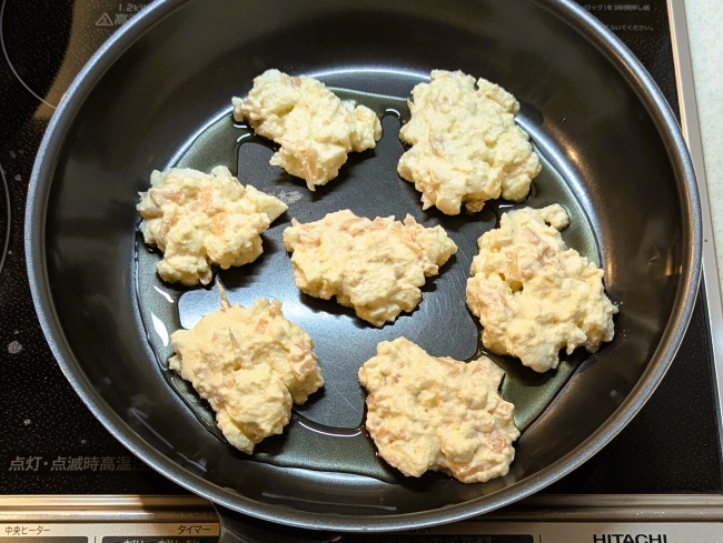 フライパンにはんぺん焼きの生地を小分けに入れる
