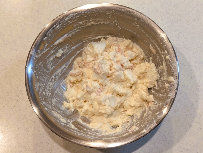 はんぺん焼きの材料を混ぜる状態