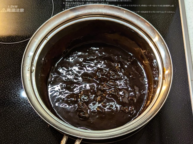 味噌タレの材料を入れる