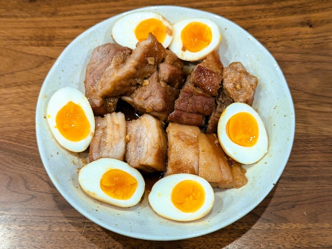 炊飯器で柔らかく煮込まれた煮豚