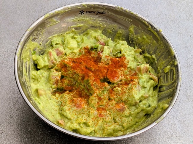 キャンプでトルティーヤチップスをディップして食べるおつまみワカモレ