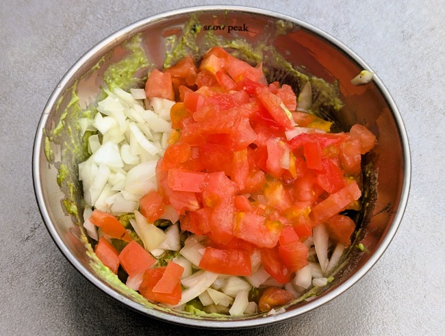 アボカドソースに加えた玉ねぎとトマト