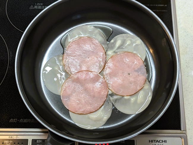 餃子の皮とハムの順番にのせる
