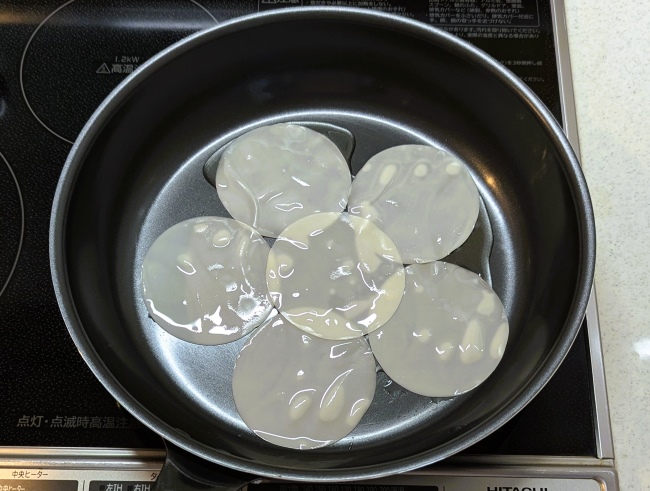 フライパンに並べた餃子の皮