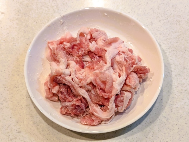 薄力粉をまぶした豚肉