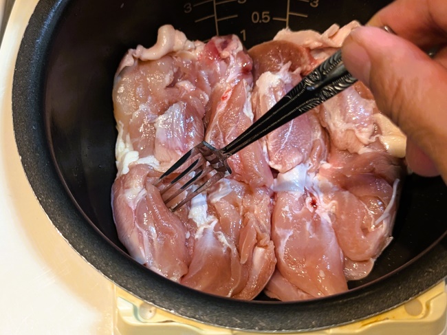 鶏肉にフォークで穴を空け味が染み込むようにする