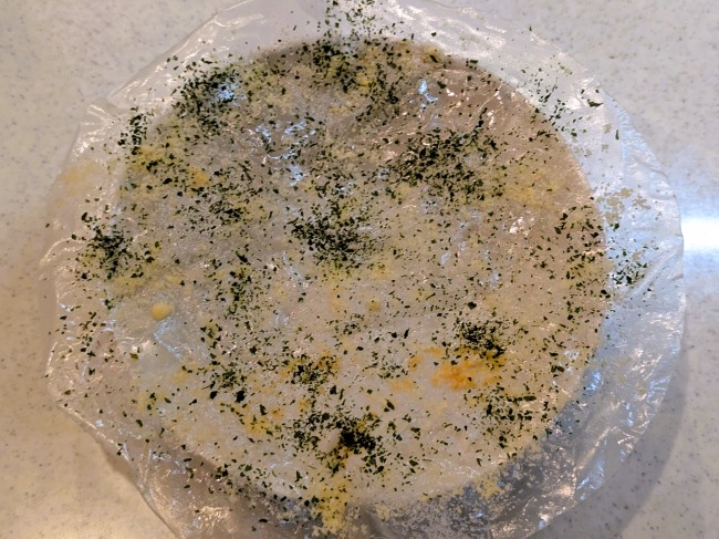 チーズライスペーパーチップスを乾燥している