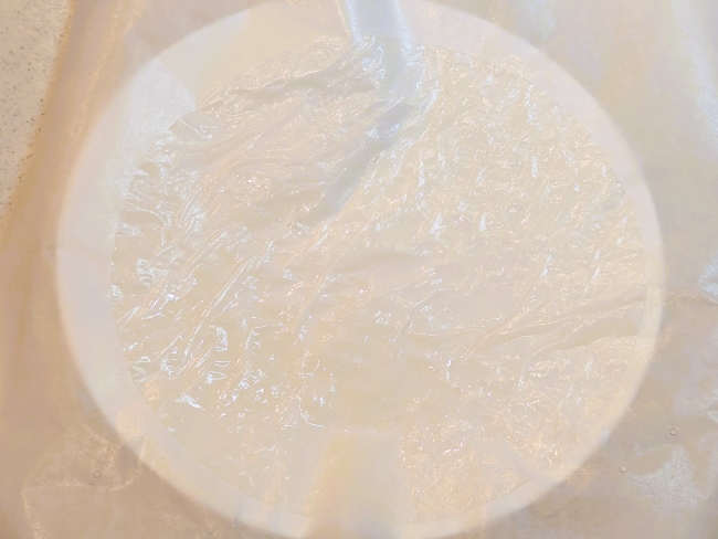 クッキングシートの上に濡らしたライスペーパーを置く