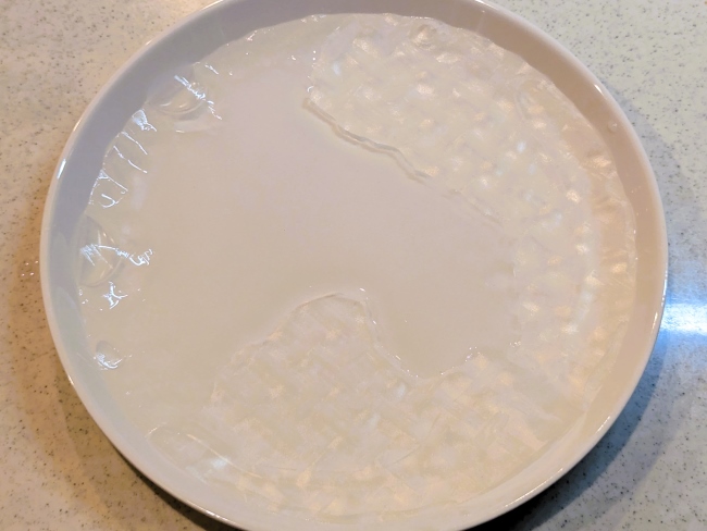 水に濡らしたライスペーパー