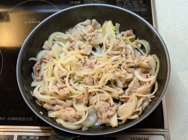 フライパンで炒めたたまねぎと豚肉