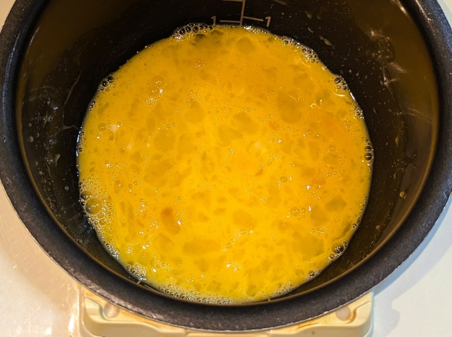 炊飯器に入った台湾カステラの材料