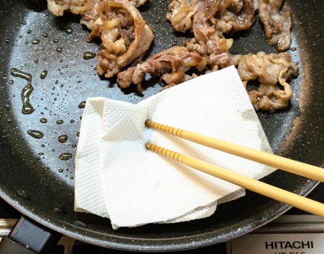 油を拭き取った豚肉