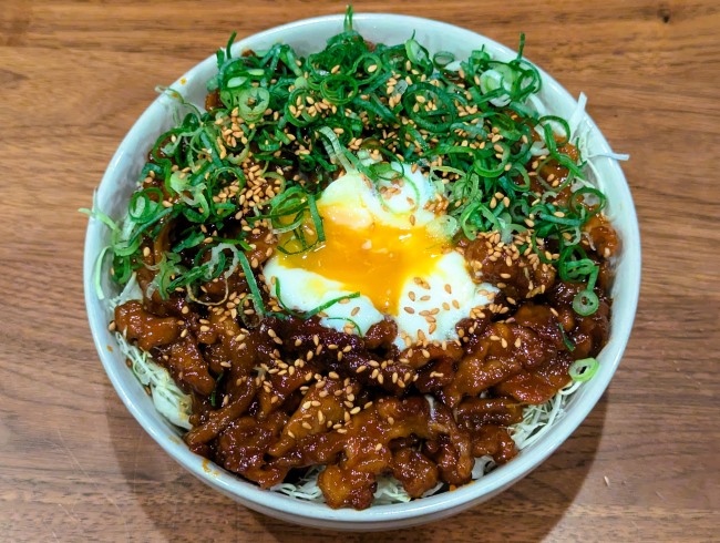 甘辛いタレで食欲がすすむヤンニョム豚丼