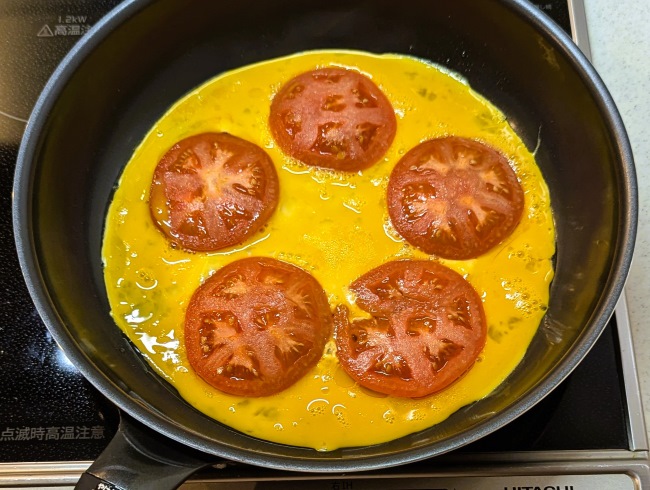 トマトの周りに流し込んだ溶き卵