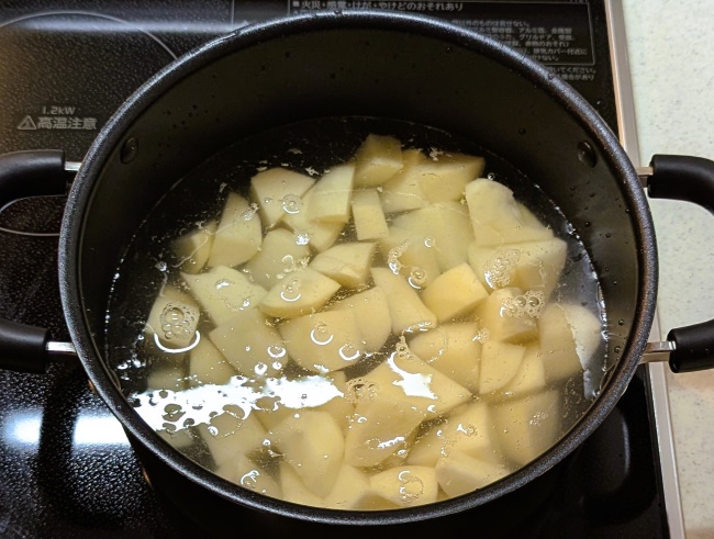 じゃがいもを柔らかくなるまで茹でる