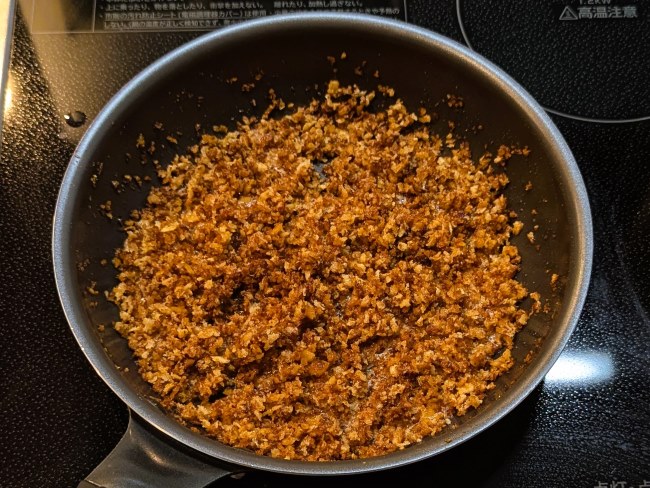 こんがりきつね色になったパン粉