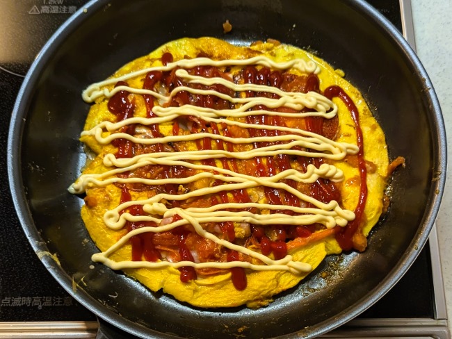 ブリトーの生地にケチャップとマヨネーズかける