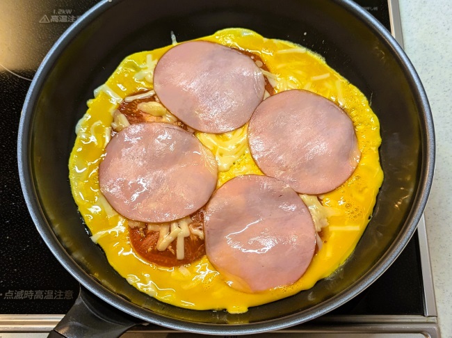 ハムをトッピングして焼いたブリトー