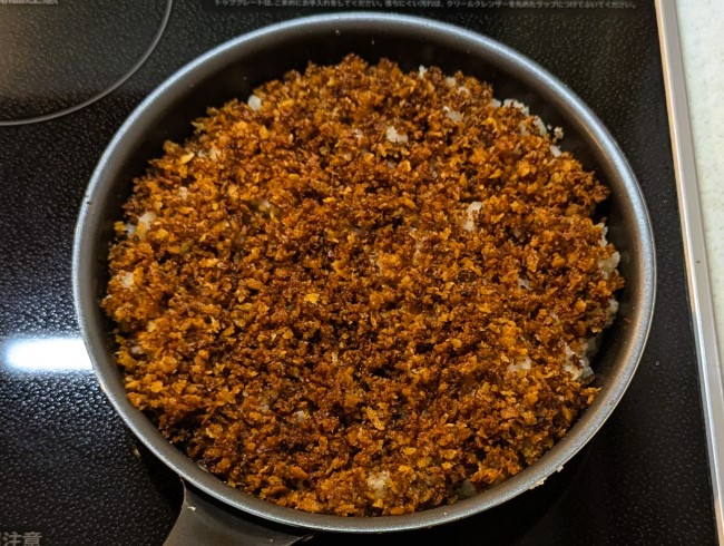 きつね色になったパン粉をのせたフライパンコロッケ