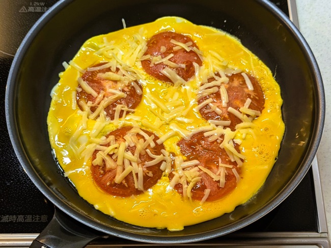 チーズをトッピングしたブリトー