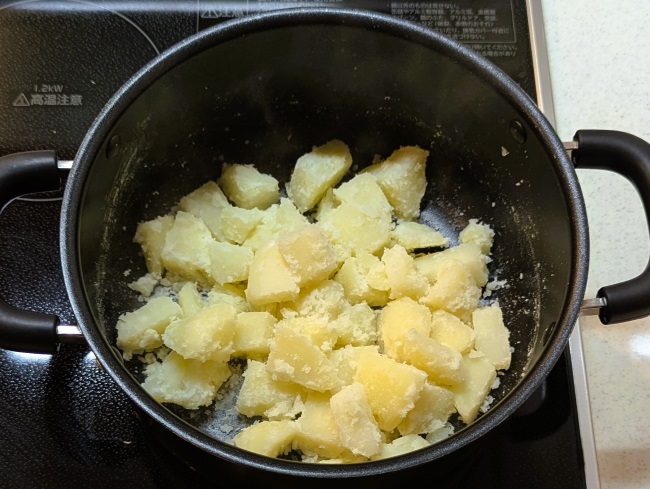 茹で上がったじゃがいもを粉がふくまで炒める