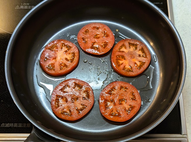 フライパンに並んだトマト