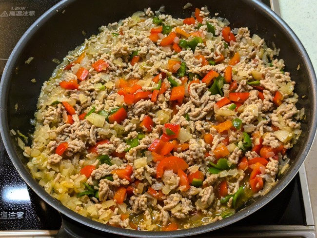 切ったパプリカを加え炒める