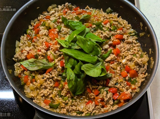 フレッシュバジルを加え香りが立ったガパオライス