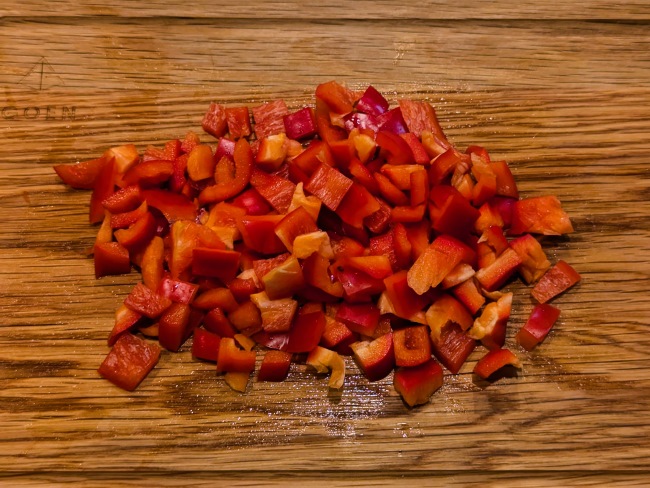 ガパオライスのパプリカを切る