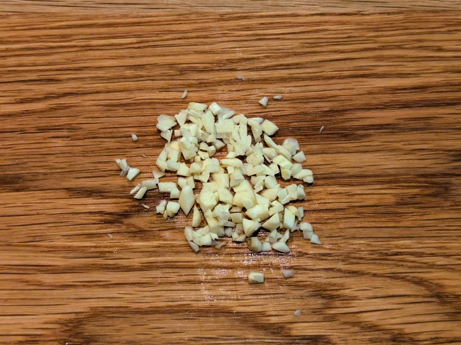 ガパオライスのにんにくを切る