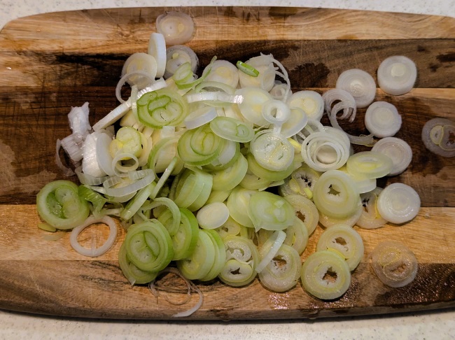 チヂミの具材の長ネギを切る