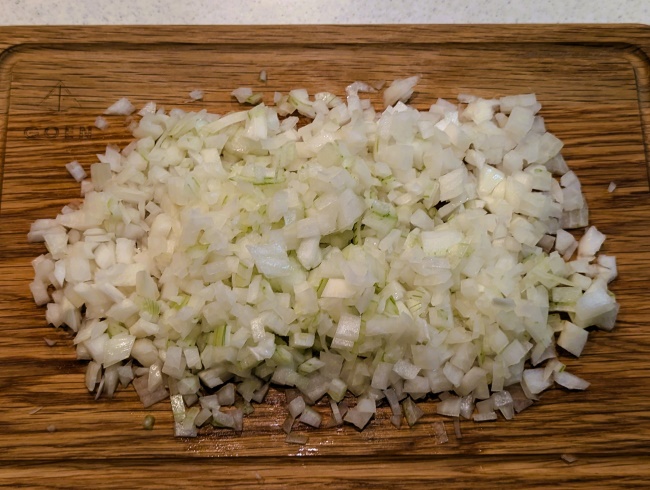 ガパオライスのたまねぎを切る