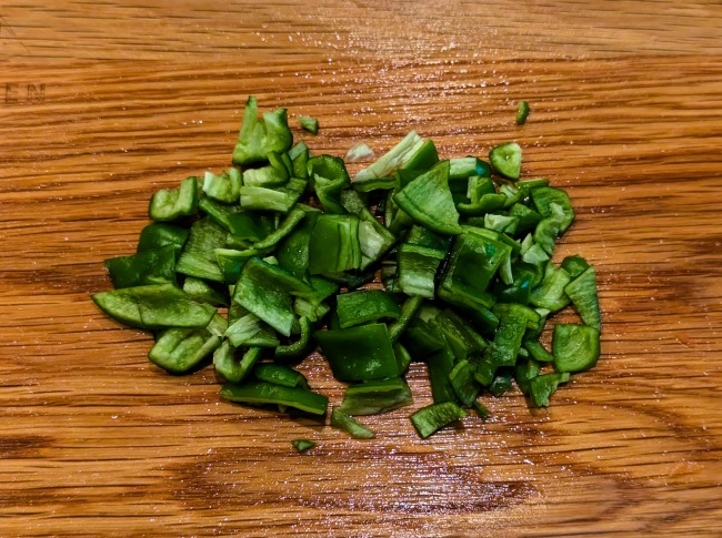 ガパオライスのピーマンを切る