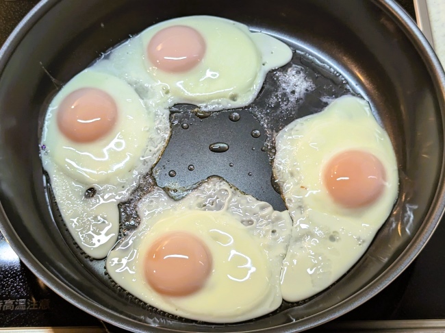 ガパオライス用の目玉焼きを焼く