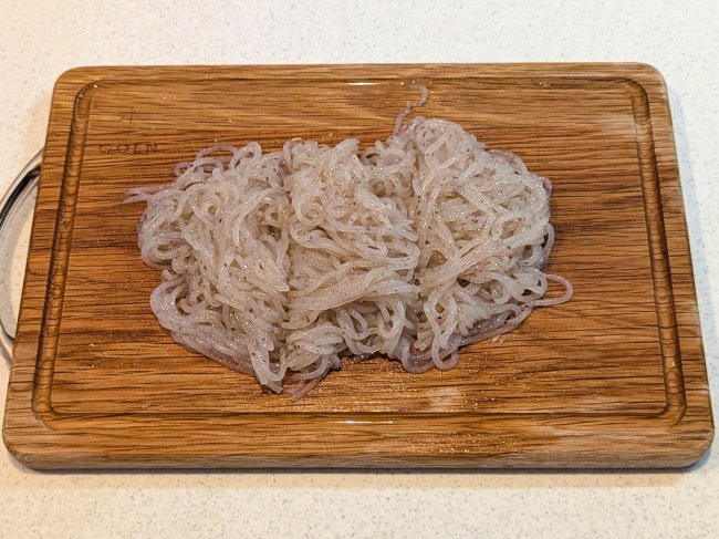 すき焼き用の糸こんにゃくを下処理する