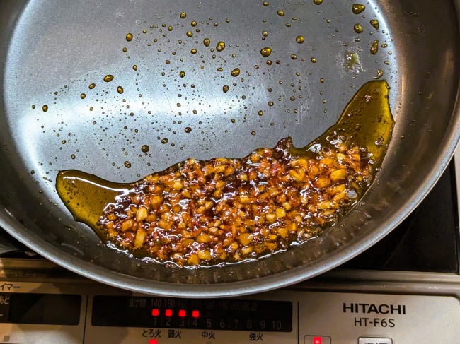豆板醬とにんにくで香り付けした油