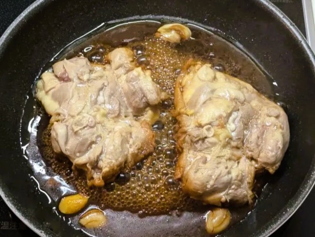 フライパンで鶏肉を煮る