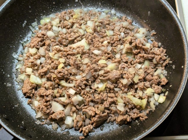 タコライスのミンチと玉ねぎを炒める