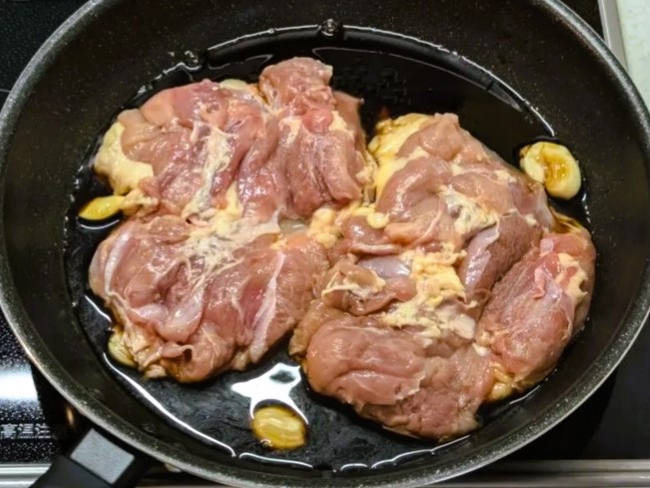 フライパンに鶏肉を並べる