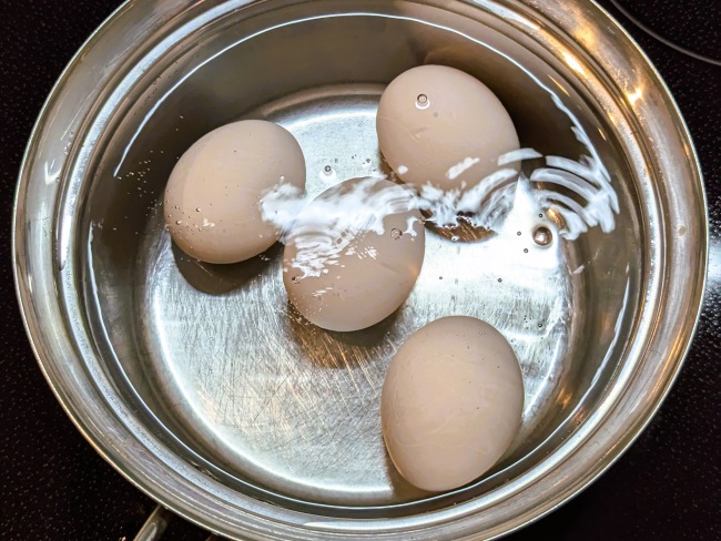 タコライスの半熟卵を作る