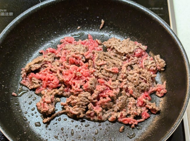 タコライスのミンチを炒める