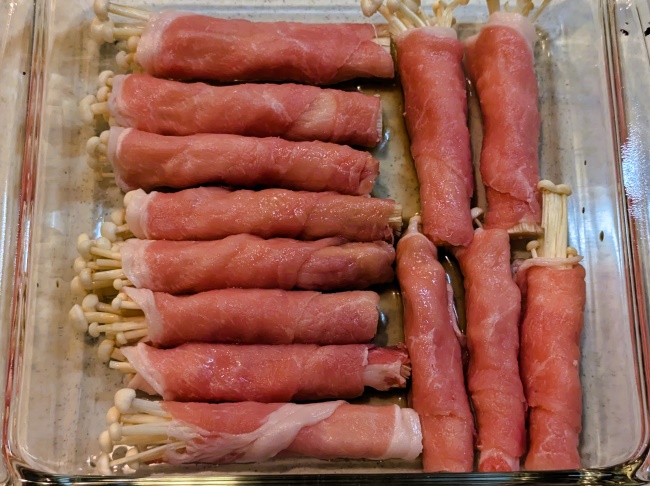 耐熱皿にえのきの肉巻きを並べた